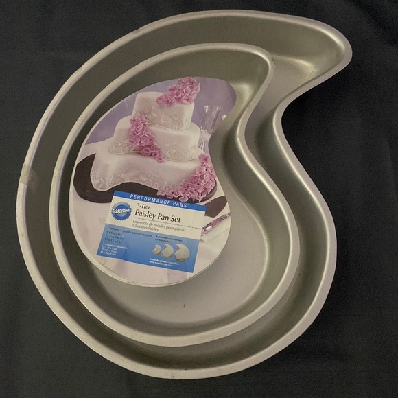 Wilton Paisley Pan Set - Picture 1 of 2